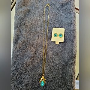 Vintage beautiful necklace and matching clip on earrings, iridescent.